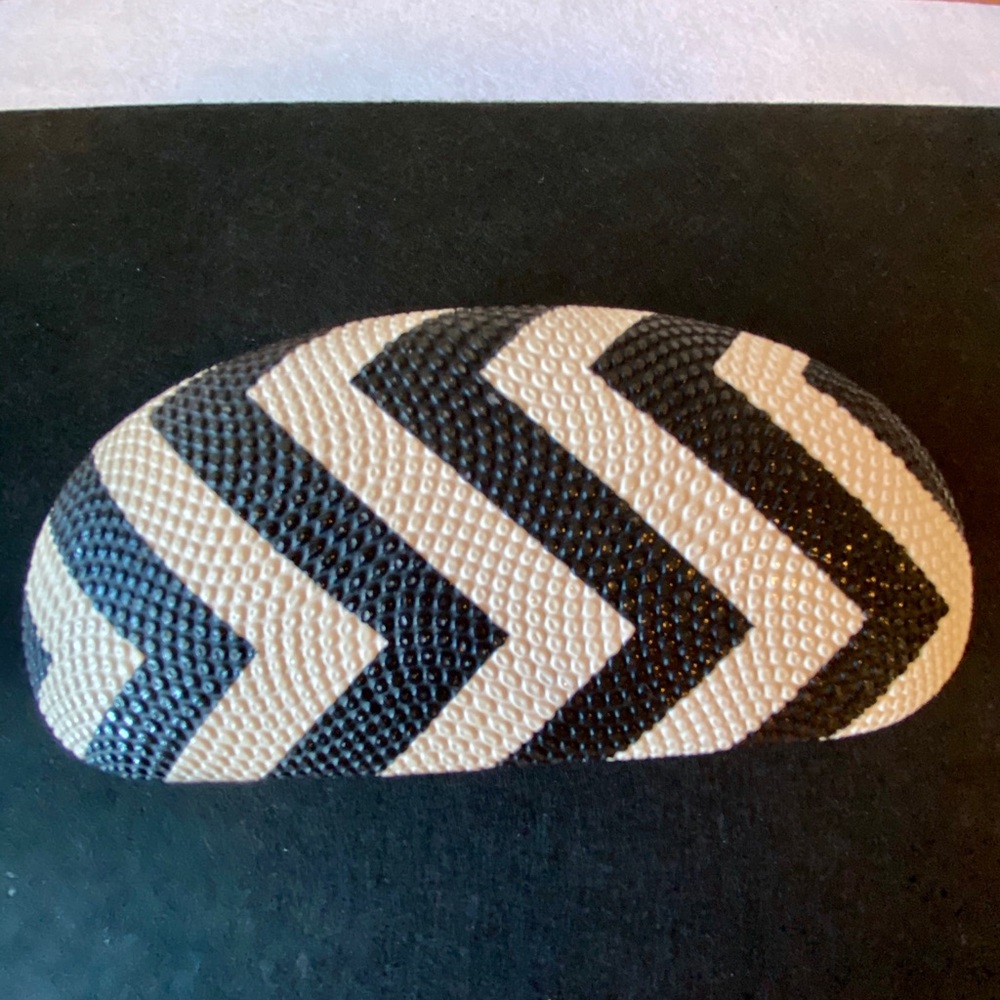 Retro Chevron Zip Line Sun Glass Case NWOT